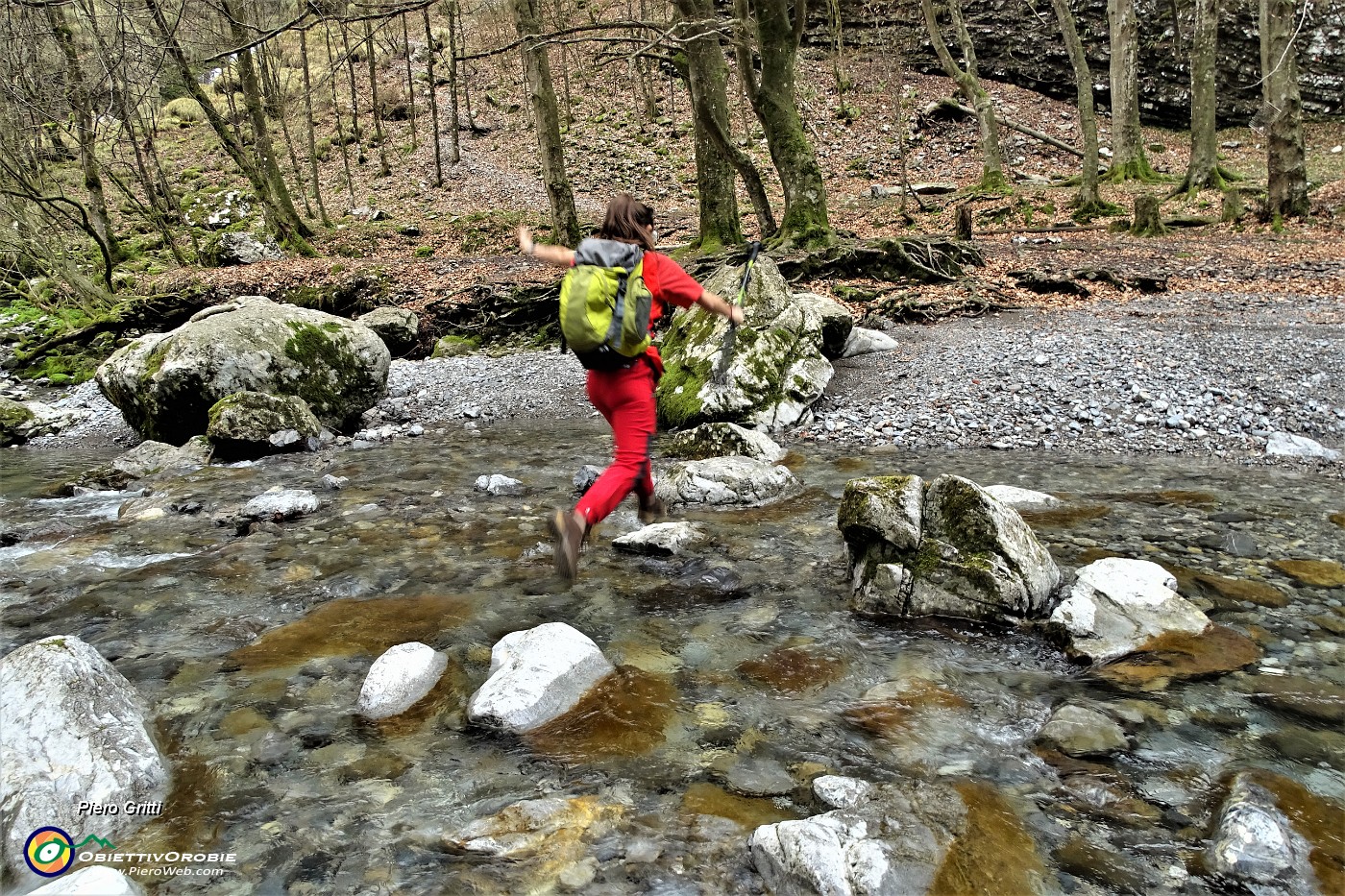 73 Un bel salto e ...guadato il torrente !.JPG